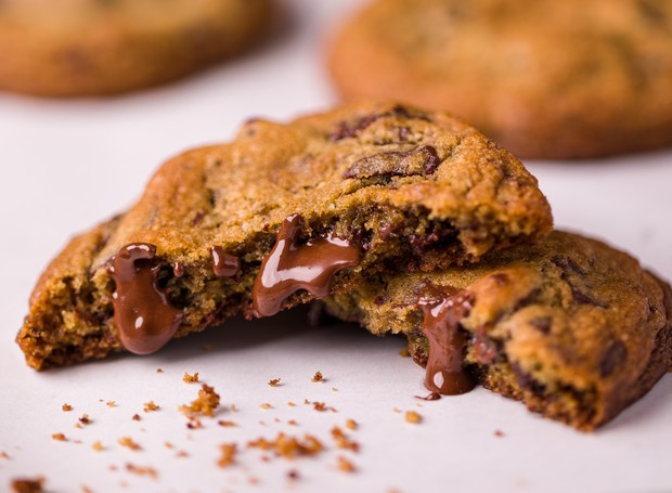 Os cookies ficam ainda mais saborosos servidos quentes com as gotas de chocolate derretidas (Foto: Guto Souza / Divulgação )