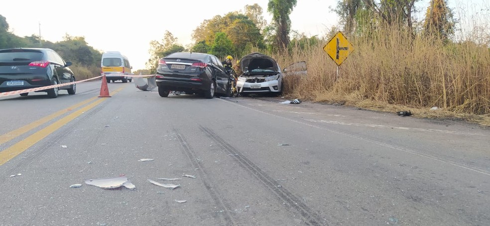 Acidente foi na BR-494 em Divinópolis; duas pessoas morreram  — Foto: Rafael Moreira/Tv Integração 