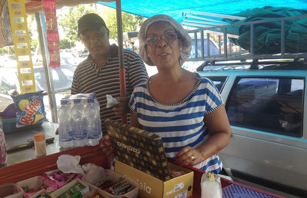 A ambulante Lindamar Ferreira comemora as vendas: 'é o que a gente precisa' (Foto: Fernanda Borges/G1)
