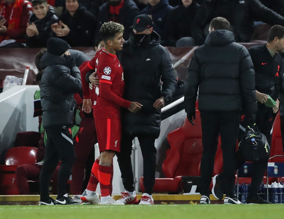 Firmino é consolado por Jürgen Klopp após ser substituído no Liverpool com dores na coxa — Foto: Lee Smith/Reuters