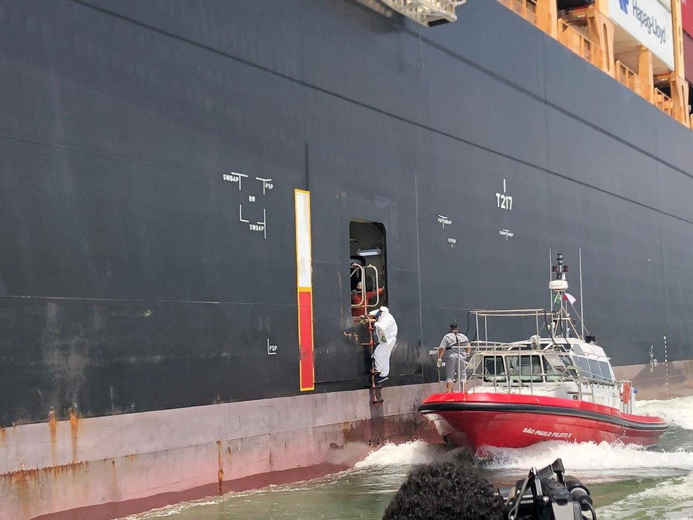 Prático usa roupa e equipamentos especiais ao entrar em navio chinês que atracou no Porto de Santos (SP) — Foto: Marcela Pierotti/G1