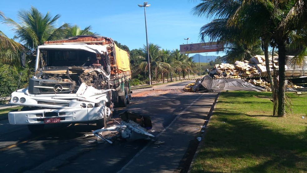 Acidente deixou homem gravemente ferido em Rio das Ostras (Foto: Renan Gouvea/Inter TV)