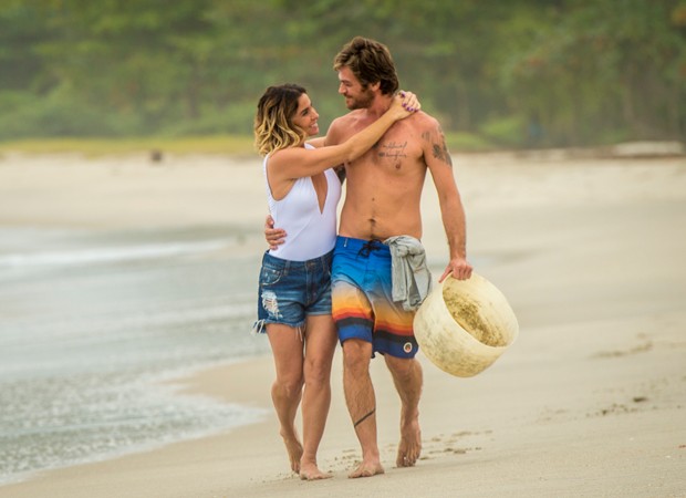 Luzia (Giovanna Antonelli) e Beto (Emilio Dantas) namoram na praia (Foto: João Cotta/Globo)