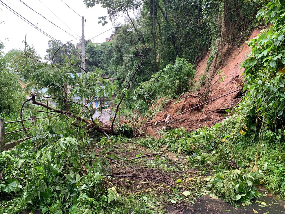 Defesa Civil de Petrópolis trabalha para remover entulhos de encosta que desmoronou — Foto: Divulgação/Defesa Civil
