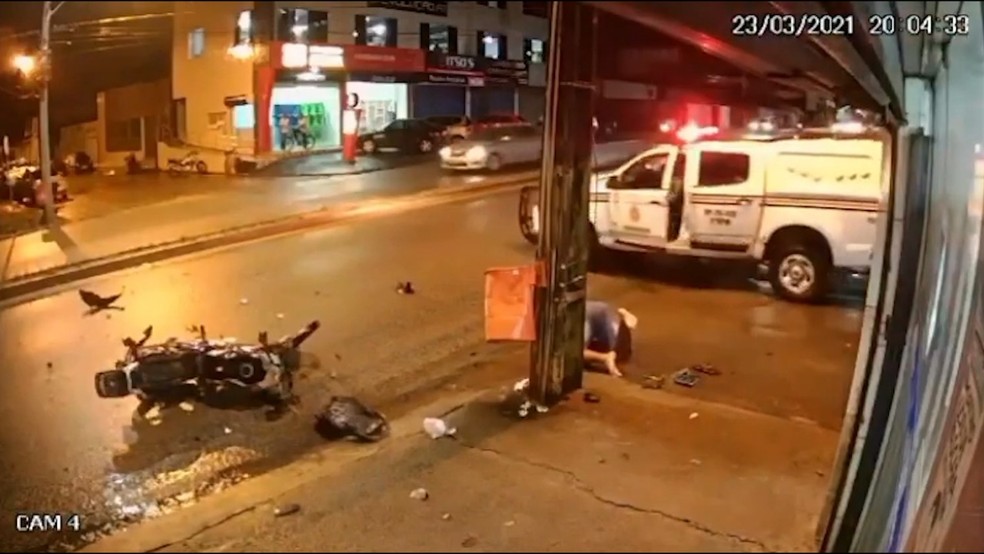 Após perseguição policial, motociclista colide com poste em São Luís — Foto: Divulgação