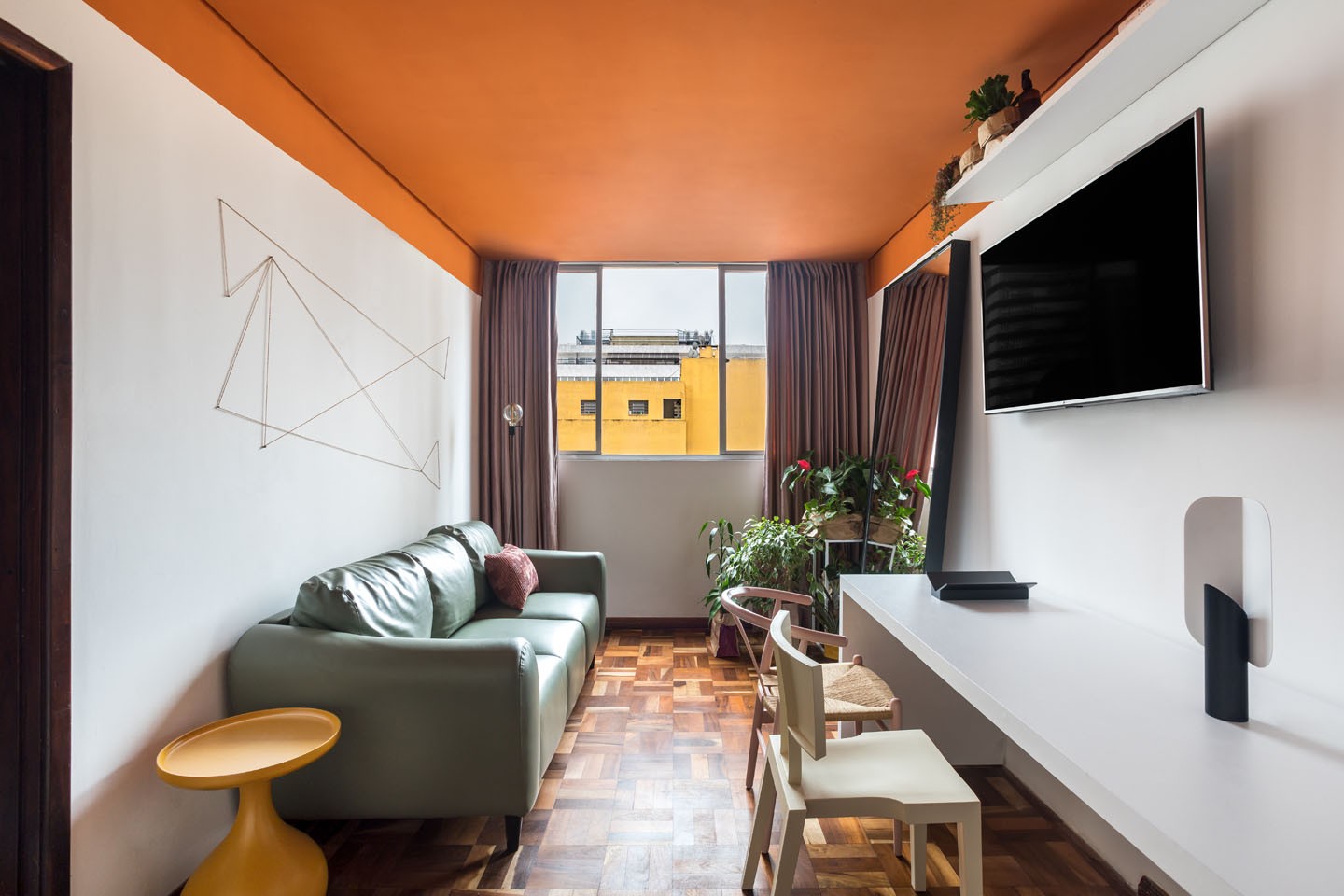 Décor do dia: sala de estar com teto colorido vira home office flexível (Foto: Eduardo Macarios)