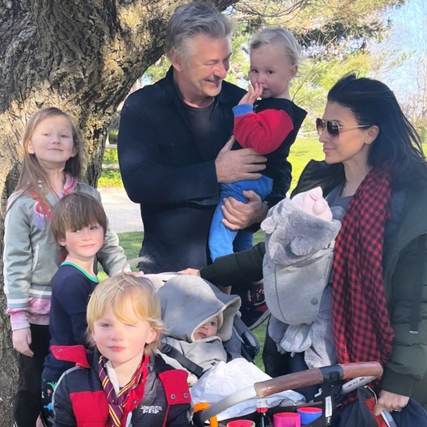 Hilaria Baldwin e Alec Baldwin com os seis filhos (Foto: Reprodução/Instagram)