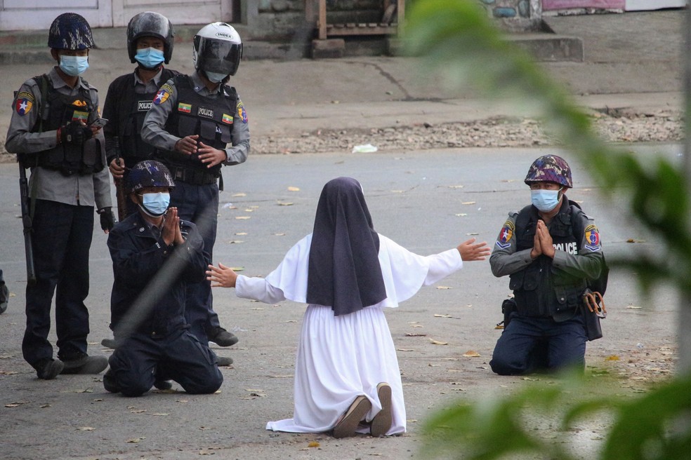 Freira pede que soldados não atirem em manifestantes em Mianmar — Foto:  Myitkyina News Journal / AFP