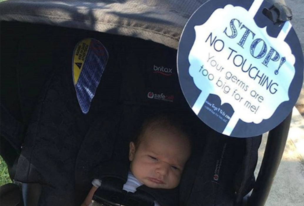 Bebê em um carrinho com placa pendurada (Foto: Reprodução Instagram)