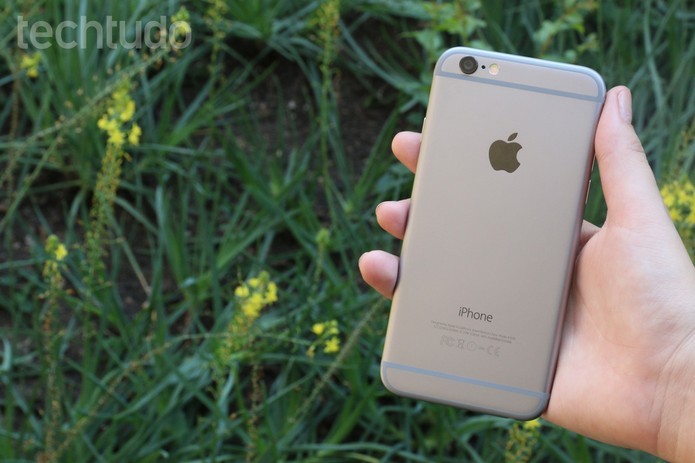 iPhone 6 tem acabamento metálico que agrada (Foto: Lucas Mendes/TechTudo)