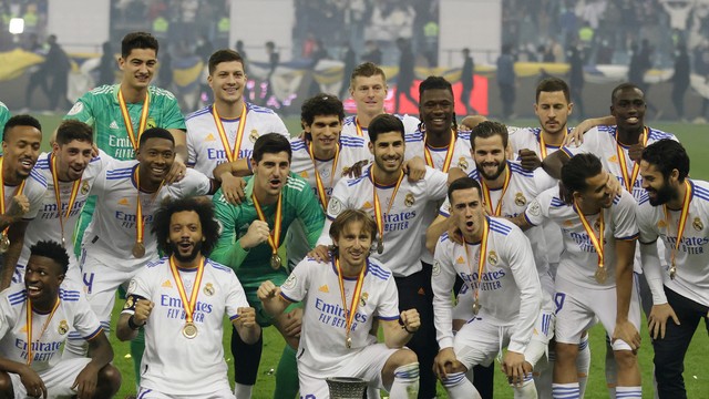 Jogadores do Real Madrid posam com o troféu da Supercopa da Espanha