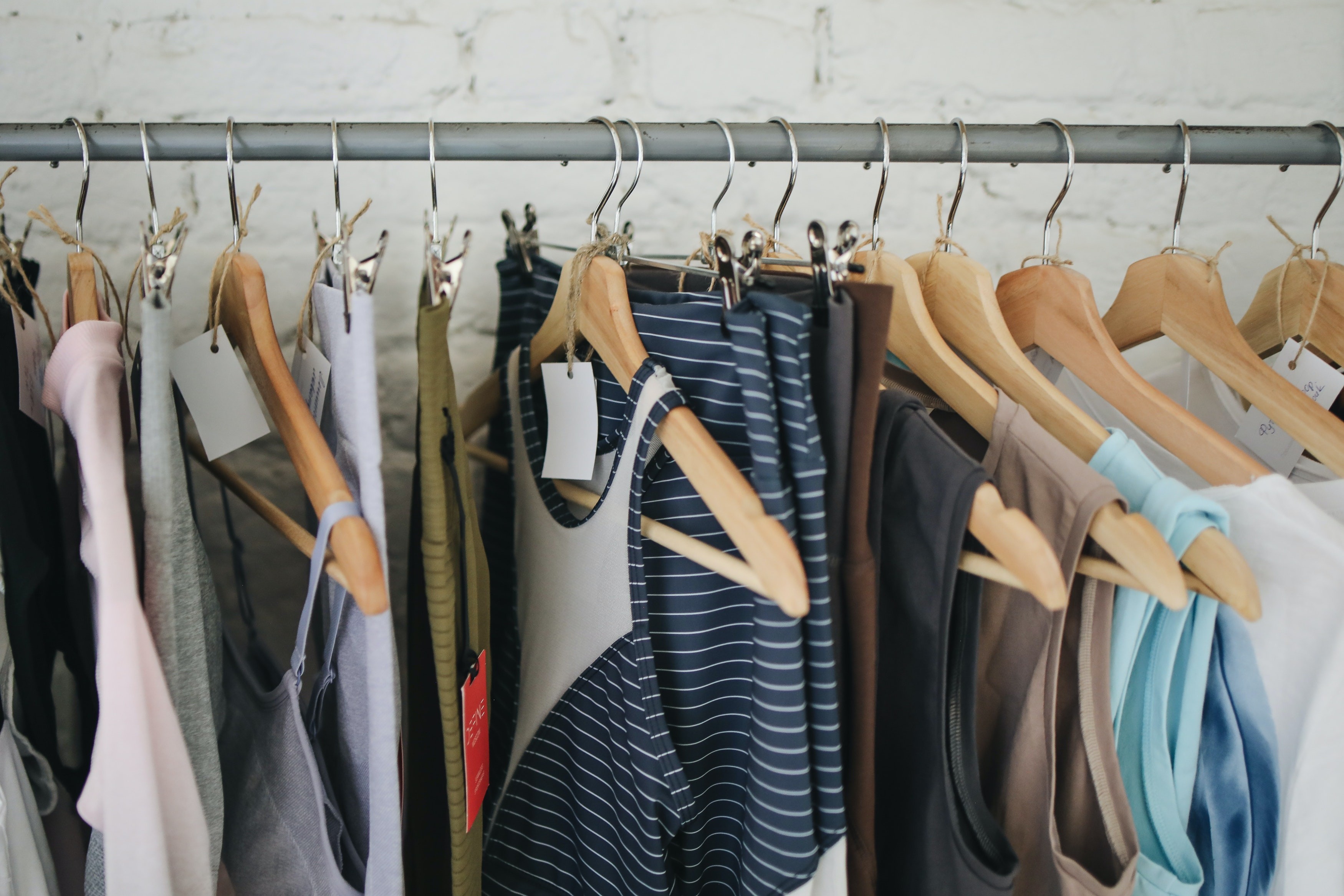 Peças de roupas etiquetadas para facilitar a organização (Foto: Pexels / Polina Tankilevitch / CreativeCommons)