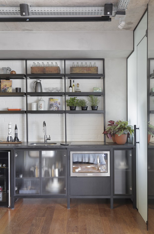 Cozinha estilo industrial integrada com a sala de jantar