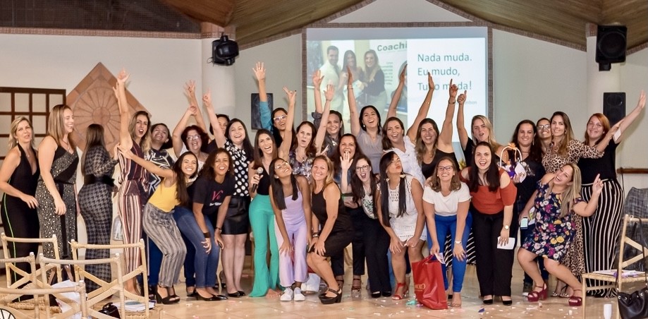 Taisa Palhares com o grupo de mulheres que trata de autoestima e empoderamento (Foto: Arquivo Pessoal)