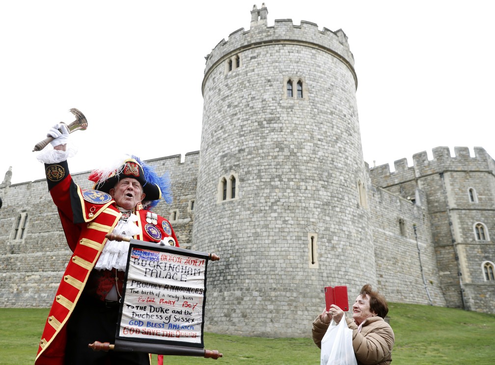 Homem fantasiado de anunciante celebra o nascimento do bebê de Meghan e Harry, na segunda-feira (6), do lado de fora do Palácio de Windsor. — Foto: Alastair Grant/AP