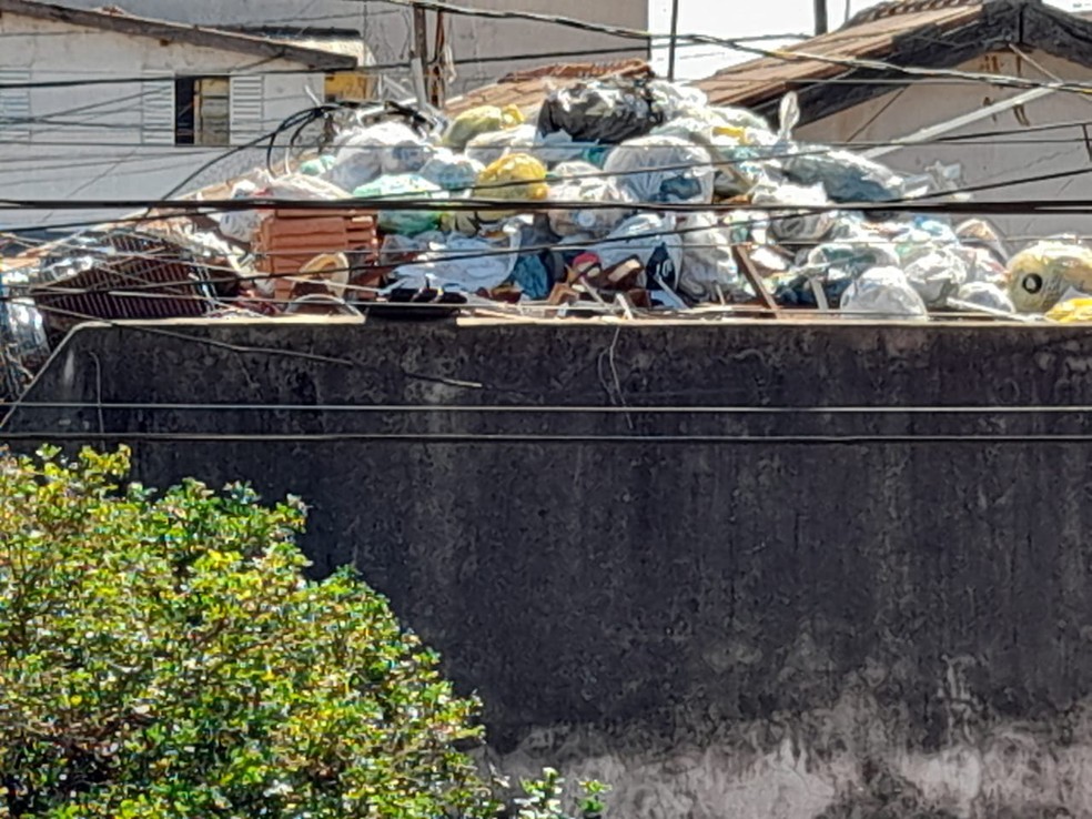 Lixo acumulado ultrapassa a laje da casa em Piracicaba — Foto: Edijan Del Santo/EPTV