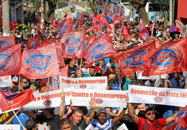 Trabalhadores da montadora Mercedes-Benz fazem passeata contra demissões no ABC paulista (Foto: Adonis Guerra/SMABC)