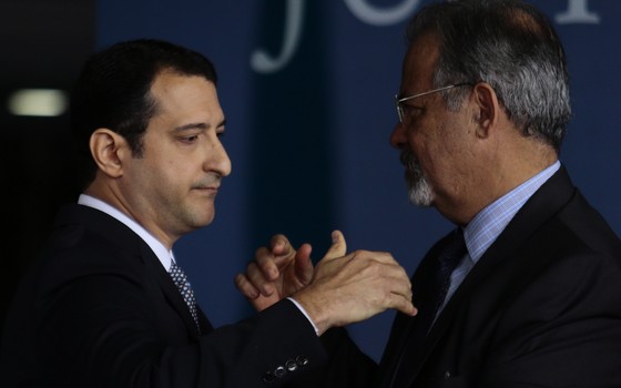 O ministro da Segurança Pública, Raul Jungmann, empossa o novo diretor-geral da Polícia Federal, delegado Rogério Galloro, nesta sexta-feira (2) (Foto: Jorge William /Agência O Globo) O ministro da Segurança Pública, Raul Jungmann, empossa o novo diretor-geral da Polícia Federal, delegado Rogério Galloro, nesta sexta-feira (2) (Foto: Jorge William /Agência O Globo)