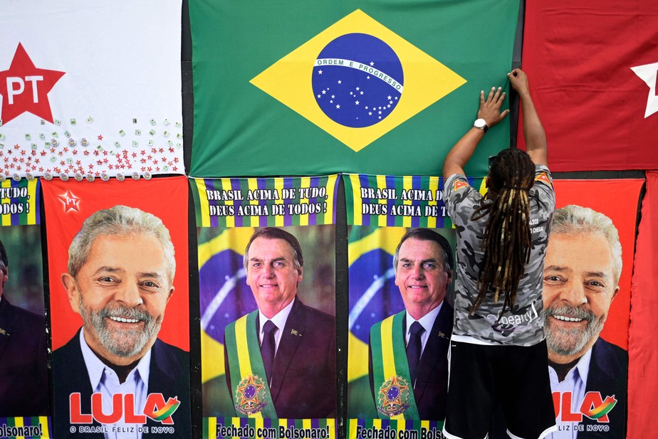 Vendedora ambulante das ruas de Belo Horizonte, organiza bandeiras e toalhas usadas para manifestar apoio aos candidatos do segundo turno da eleição presidencial do Brasil