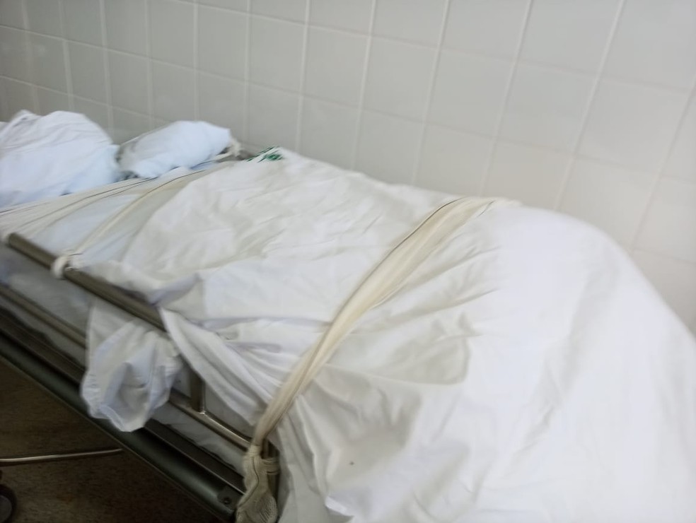 Corpo de vítima da Covid-19 fica em corredor do Hospital Regional de Ceilândia, no DF — Foto: Arquivo pessoal