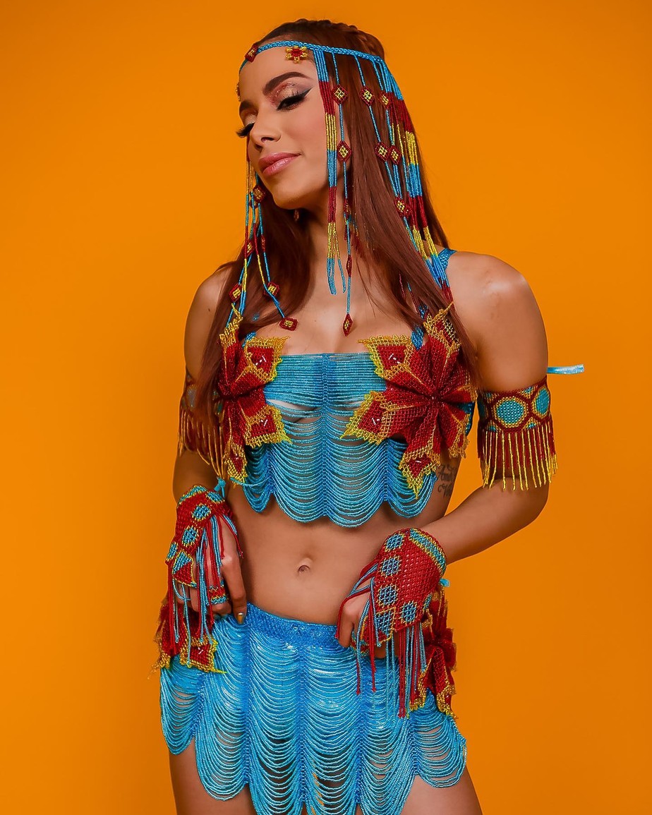 Anitta usa look de artesanato indígena no Carnaval