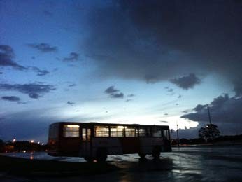 Ônibus em rua da capital no fim de tarde (Foto: Káthia Mello/G1)