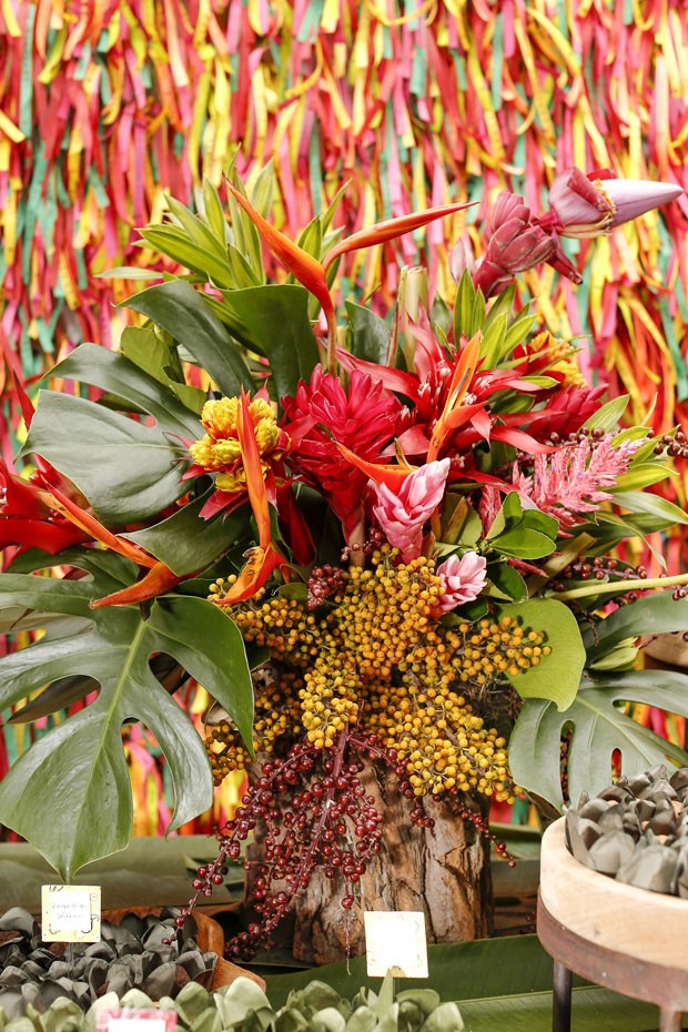 Mesa de festa decorada com as cores da Bahia, por Vamos Receber (Foto: Julio Acevedo)
