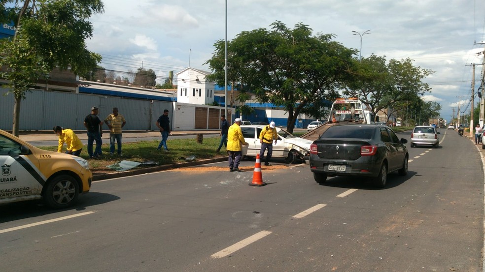 Semob retira veículos em acidente na avenida Beira Rio, nesta quarta-feira (15) — Foto: Semob