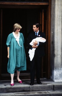 Em 1982, deixando o St. Mary’s Hospital após o nascimento de seu primeiro filho, o príncipe William