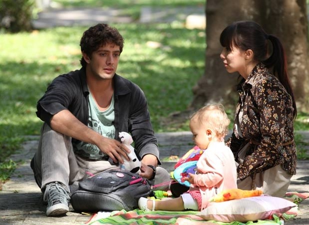 Rodrigo (Rafael Cardoso) e Manu (Marjorie Estiano) criam juntos a pequena Julia (Serena e Vitória Lovatel) em A Vida da Gente (Foto: TV Globo)