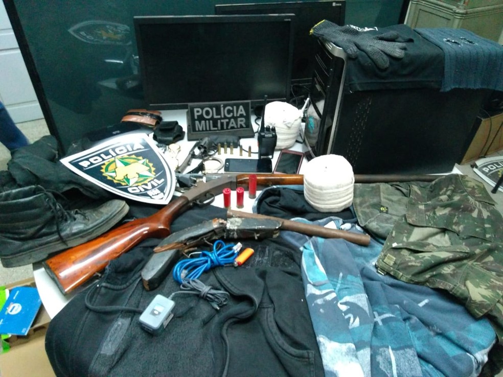 Duas espingardas, um revólver e munições foram apreendidos com os suspeitos em Macaíba — Foto: Polícia Civil do RN/Divulgação