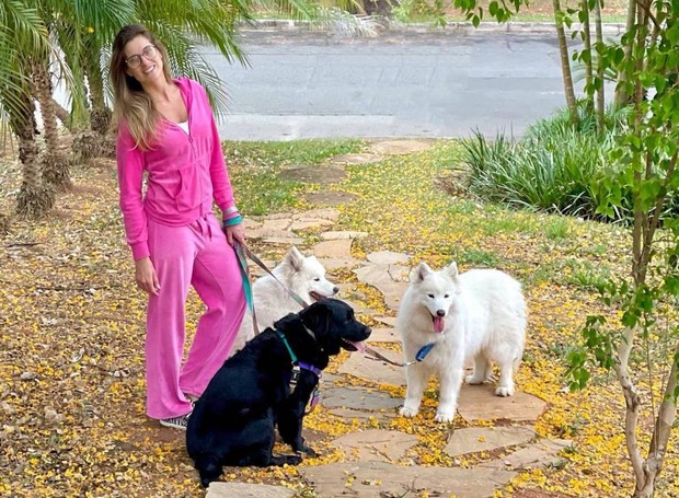 Karina Dohme com as cachorras que é tutora (Foto: Instagram/@karinadohme/Reprodução)