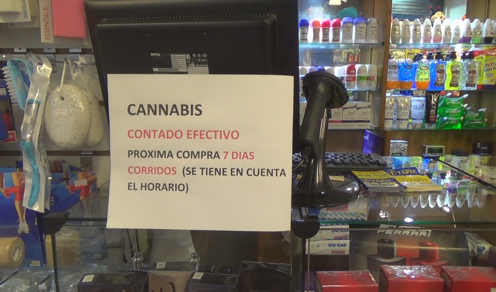Aviso em farmácia no centro de Montevidéu explica que aceita apenas pagamento em dinheiro e que a próxima compra poderá ocorrer só em 7 dias (Foto: Carolina Dantas/G1)