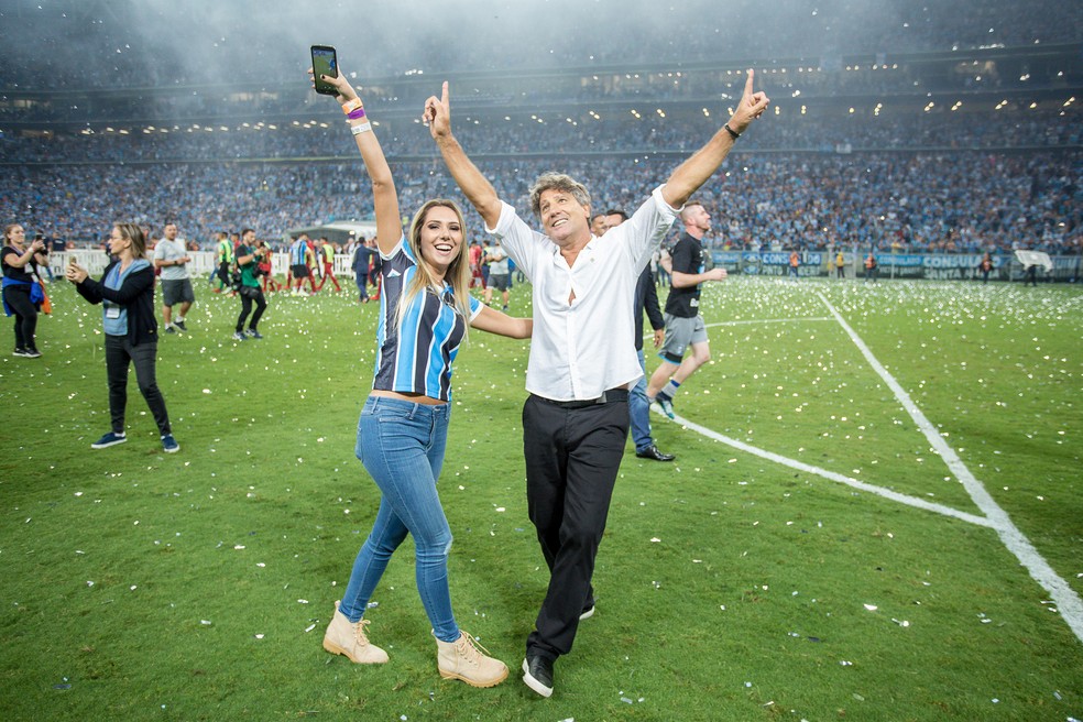 Renato contou com o "amuleto" Carol Portaluppi em decisão do Grêmio  (Foto: Lucas Uebel / Grêmio, DVG)