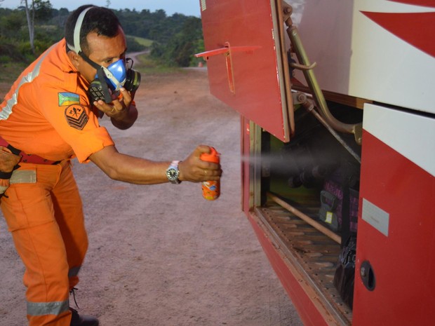Polícia Rodoviária Federal (PRF) de Oiapoque faz o controle sanitário de carros, ônibus e caminhões com destino a Macapá e a outros municípios do estado (Foto: Cassio Albuquerque/g1)