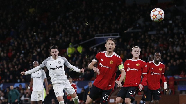 Jogadores do Manchester United observam o chutaço de Rieder, do Young Boys
