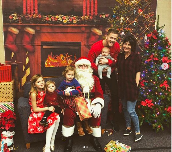 Dan Reynolds e Aja Volkman em uma foto com os filhos (Foto: Instagram)