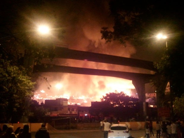 Incêndio em barracos no sentido marginal Pinheiros da Roberto Marinho. Motoristas e moradores da região observam as chamas  (Foto: Megui Donadoni/G1)