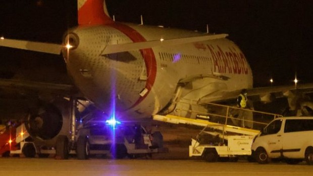 O avião da Air Arabia Maroc seguiu para a Turquia depois do incidente (Foto: EPA)
