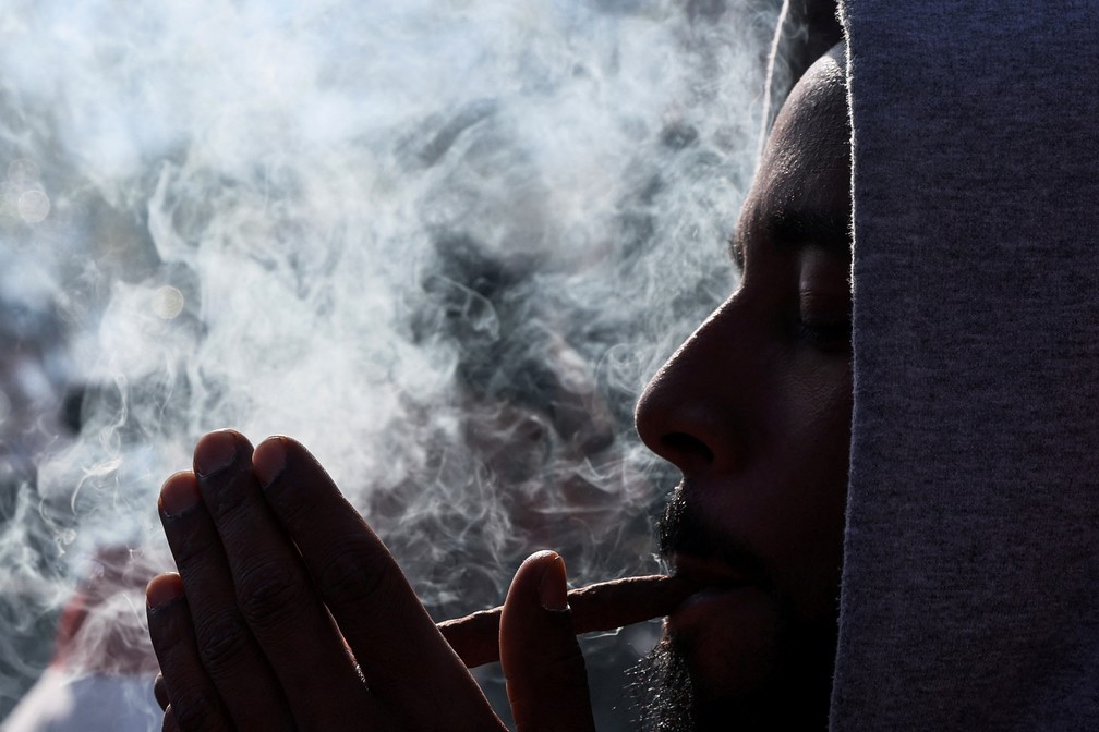 Homem fuma cigarro de maconha em parque de Nova York em 20 de abril de 2022  — Foto: Shannon Stapleton/Reuters