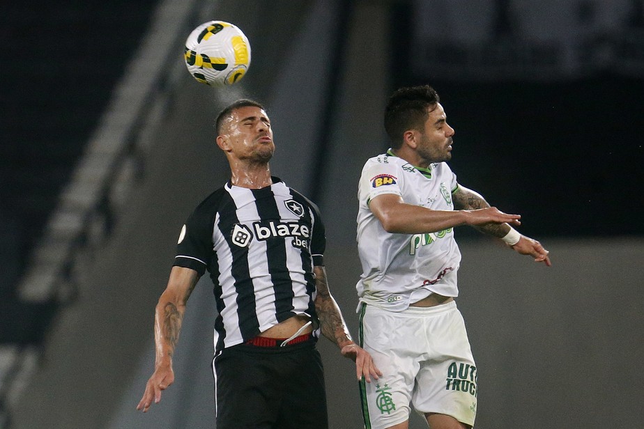 Análise: Botafogo mantém regularidade nivelada por baixo, e pressão aumenta sobre Castro