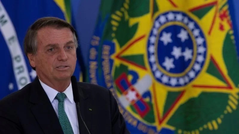 Bolsonaro vem sendo criticado por curtir normalmente as férias em Santa Catarina enquanto população da Bahia sofre com as chuvas (Foto: EPA)