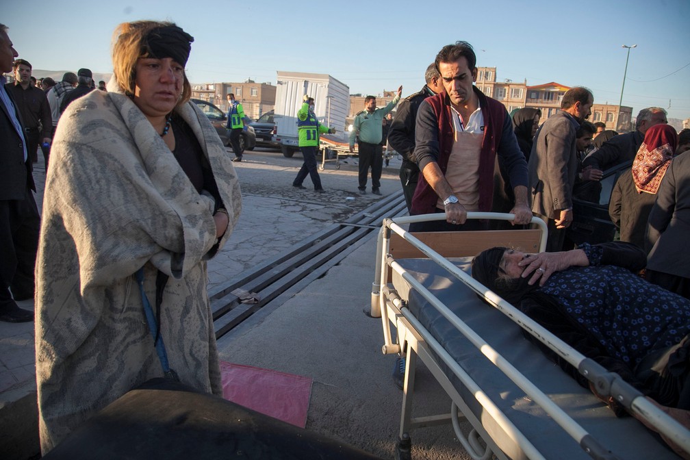 Mulher ferida em terremoto é retirada de local afetado nesta segunda-feira (13) na Kermanshah (Foto: Tasnim News Agency/Reuters)