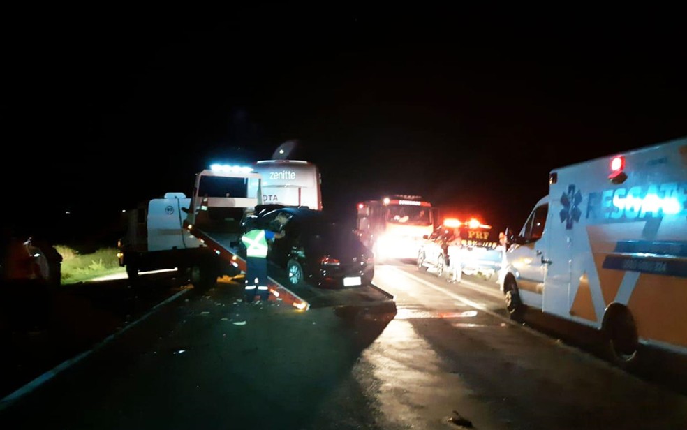Batida entre três veículos deixou cinco feridos na BR-116, em Vitória da Conquista — Foto: Divulgação/PRF