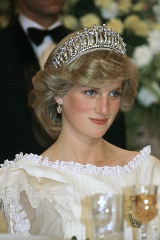 NEW ZEALAND - APRIL 29:  Princess Diana At A Banquet In New Zealand Wearing The Cambridge Knot Tiara ( Queen Mary's Tiara  ) With Diamond Earrings. Her Cream Silk Organza Evening Dress Is Designed By Fashion Designer Gina Fratini  (Photo by Tim Graham Pho (Foto: Tim Graham Photo Library via Get)