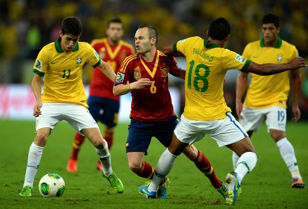 Iniesta marcado sob pressão por Paulinho e Oscar (Foto: Getty Images)