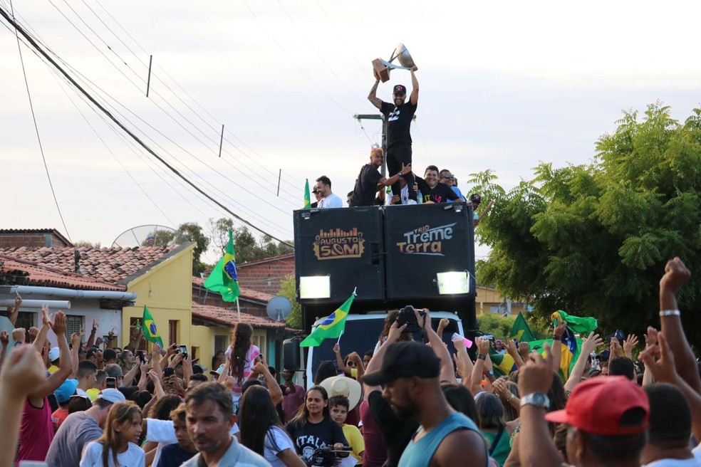 Campeão mundial de surf Ítalo Ferreira chegou a Baía Formosa com festa e carregou o troféu pelas ruas da cidade — Foto: Augusto César/GE