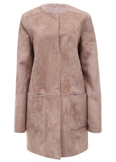 No casaco alongado Renner, R$ 299, a textura marca presença em ambos os lados 