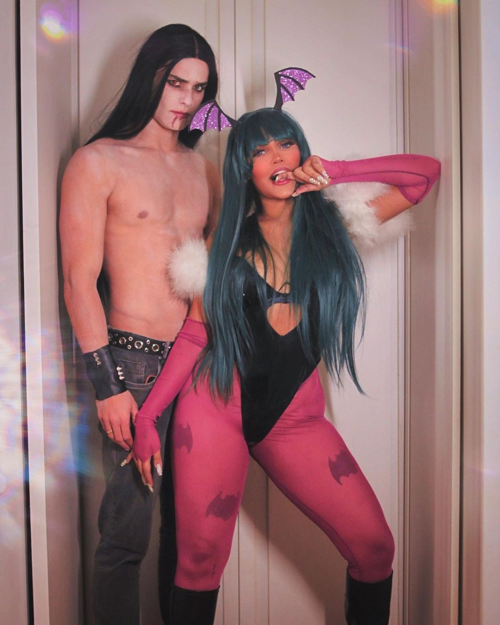 A ex-BBB Flay surgiu com look inspirado na personagem Morrigan e o noivo Pedro Maia foi de e anime vampiro &mdash; Foto: Instagram
