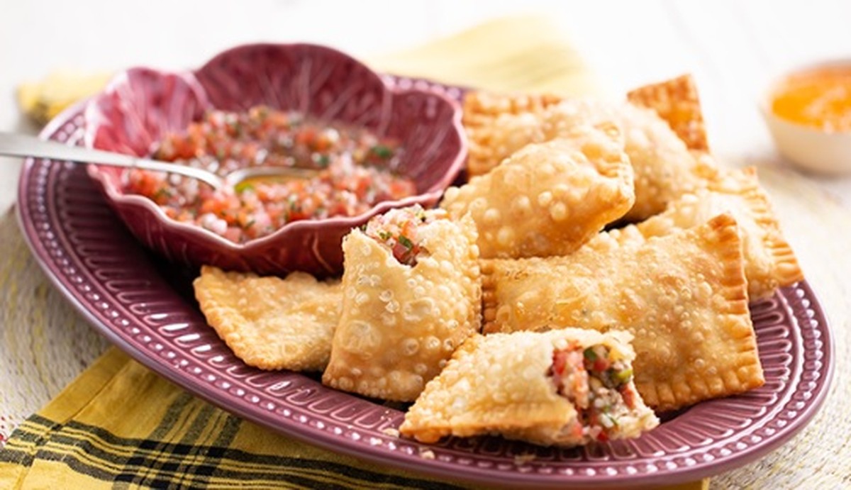 Pastel caseiro recheado com carne moída e ovo de codorna Cozinha